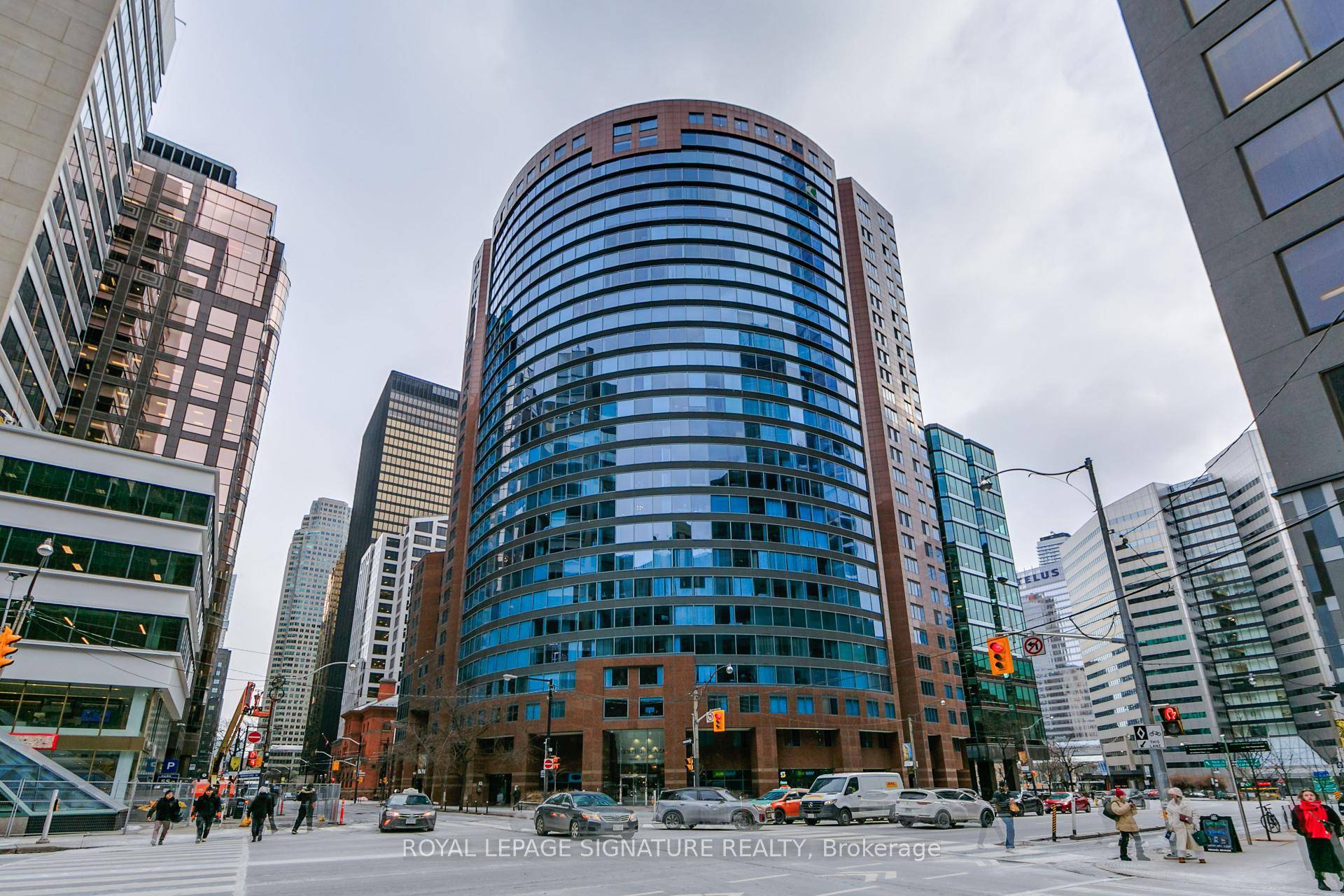 Welcome to suite 605 located in the highly sought after Empire Plaza Building !