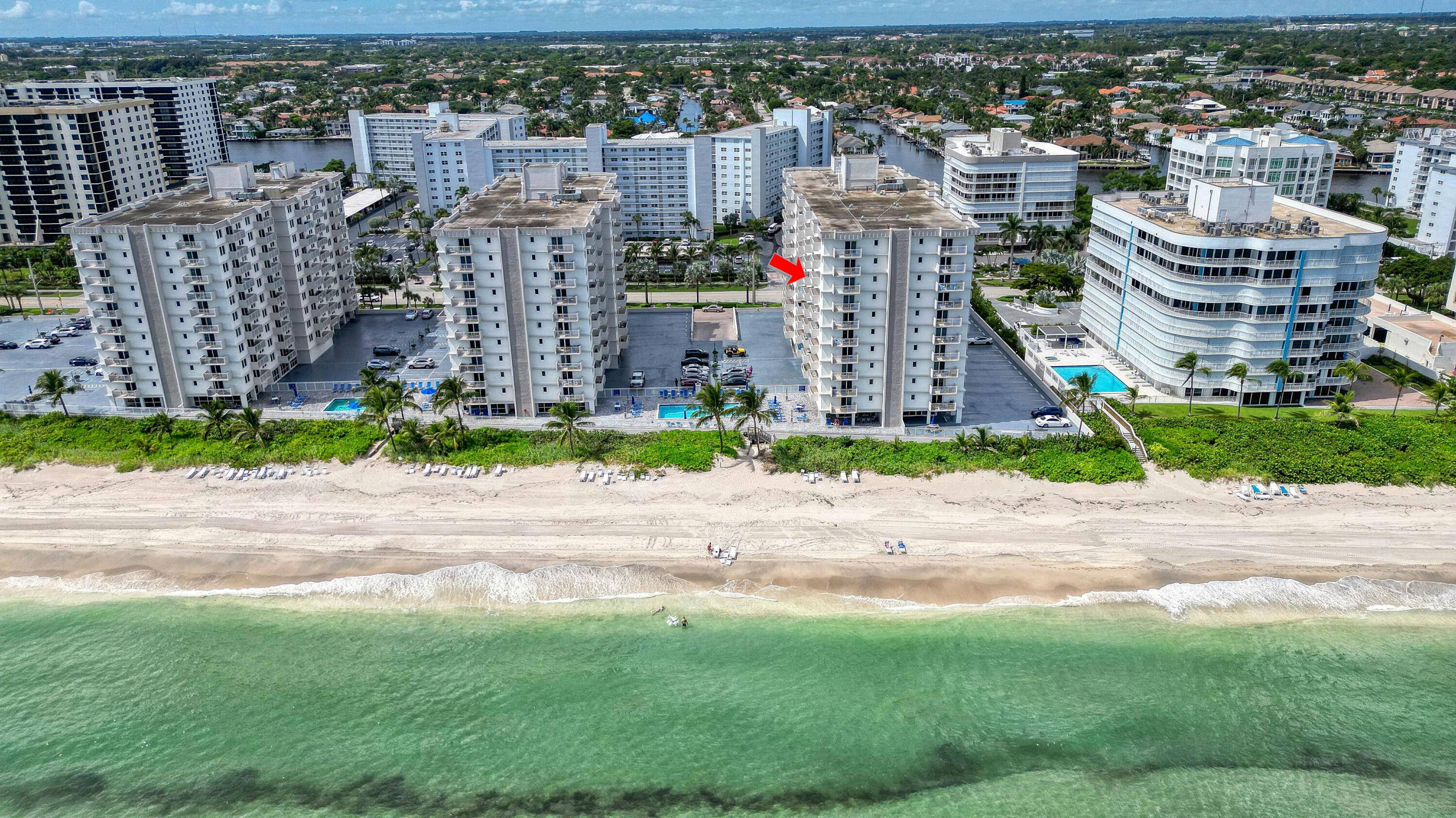Beautiful ocean front condo with amazing views, south facing 2 bedroom, 2 ensuite bathroom split plan condo.