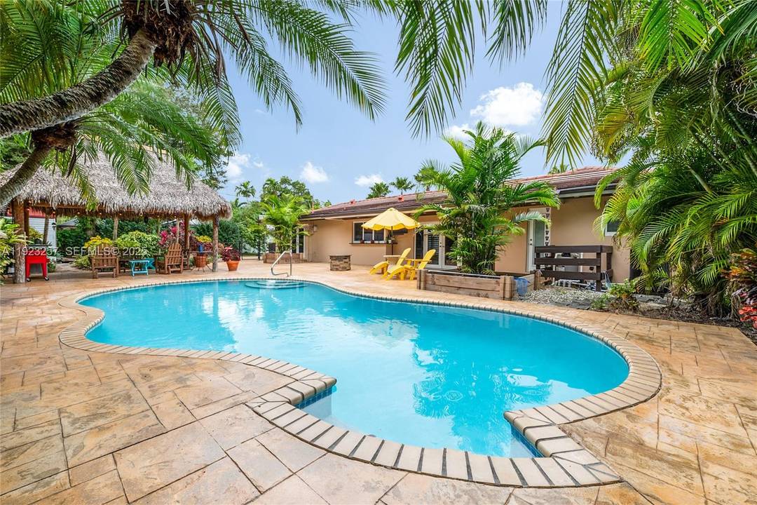 Palmetto Bay Paradise ! Welcome to a home you ll never want to leave especially the backyard.