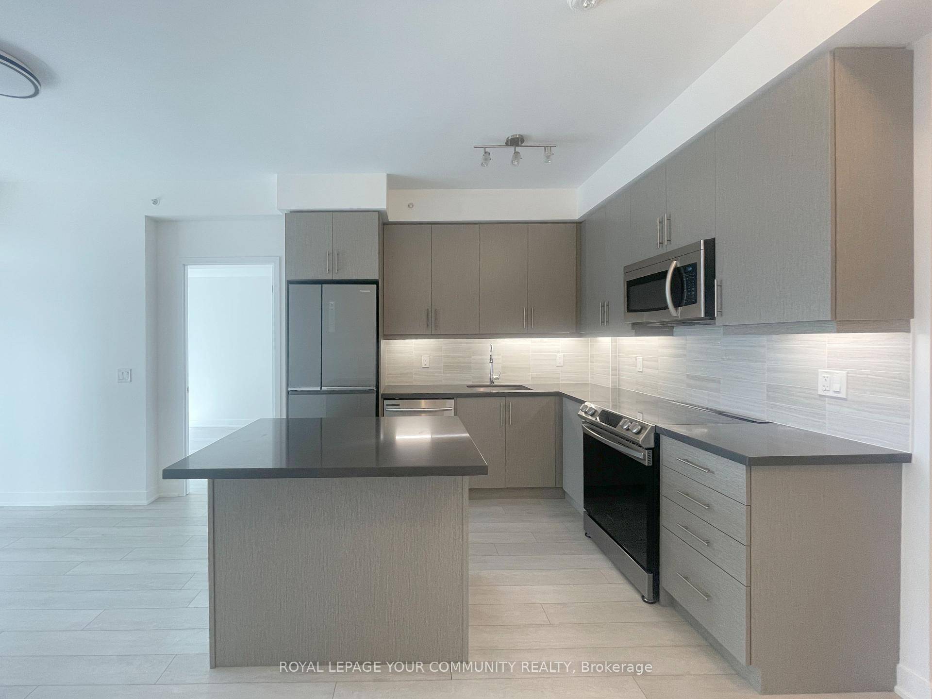Welcome to this beautifully maintained 2 bedroom, 2 bathroom condo in the heart of Richmond Hills vibrant Yonge amp ; Hwy 7 corridor Langstaff.
