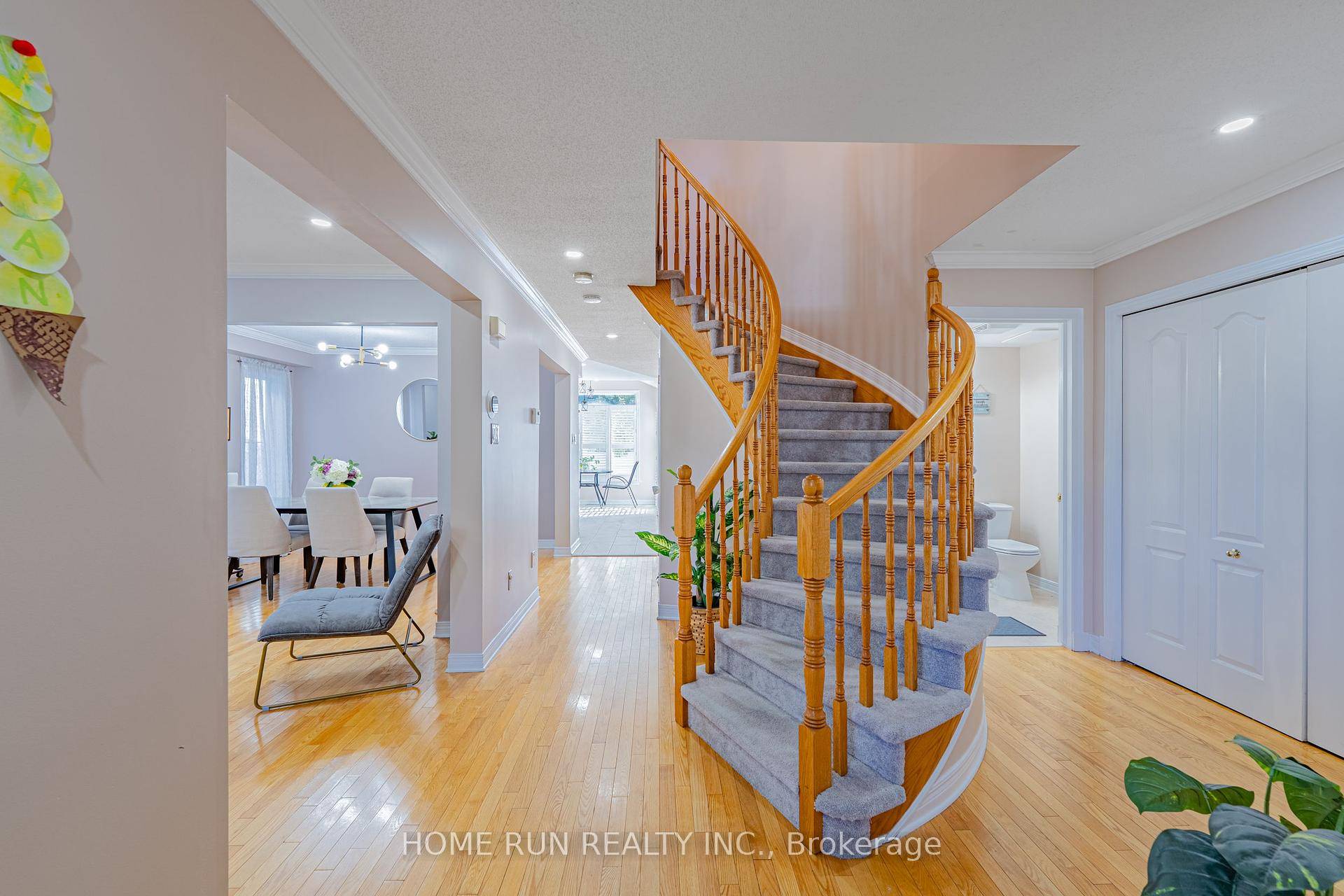 Beautiful 4 bedroom single family home with a double garage located in the popular Longfields neighborhood in Barrhaven !