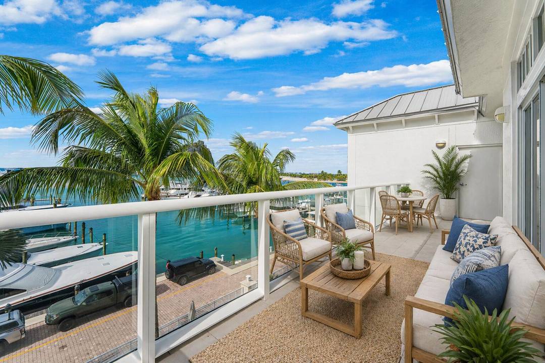 Waterfront living reaches a new level from this top floor, corner residence at HAVN.