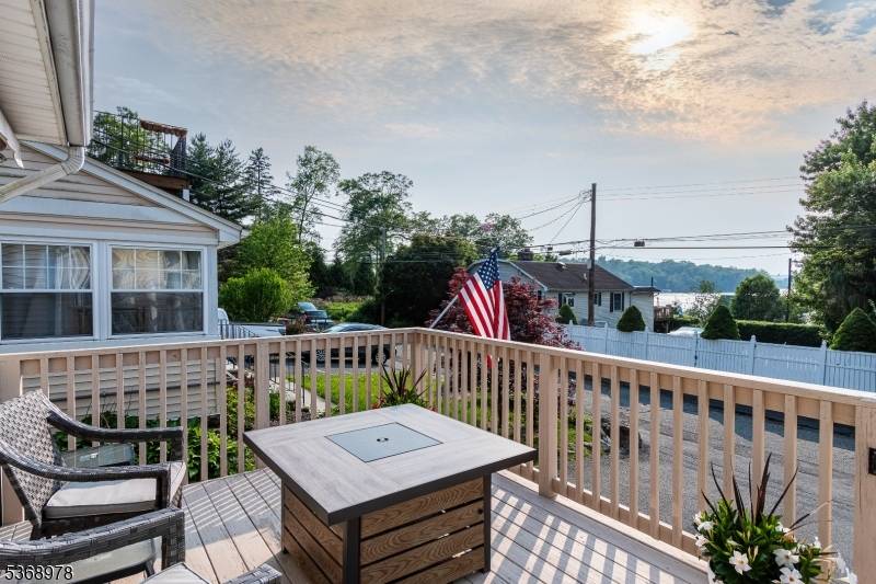 WELCOME TO THE LAKE LIFE AND YEAR ROUND LAKE VIEWS !