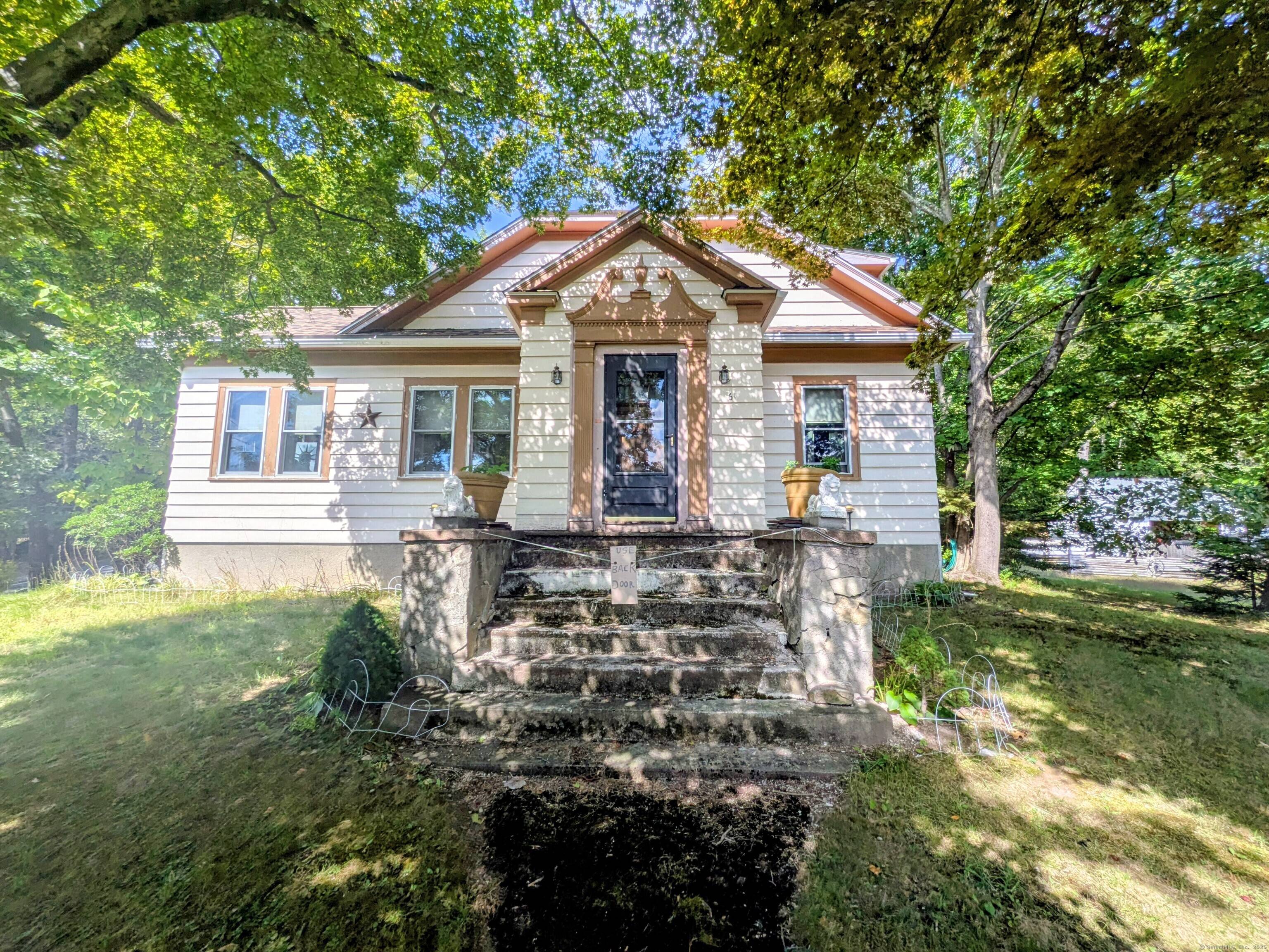 Beautifully Maintained Home in Seymour This stunning three bedroom, two bathroom home in Seymour, is ready for you to move in !