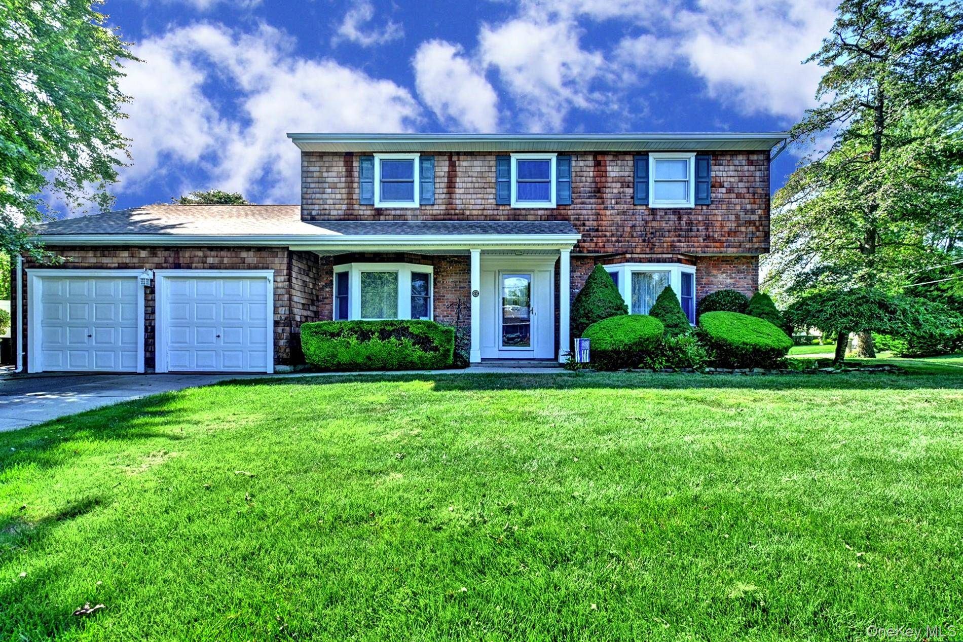10 Laurel Road Oakdale, NY 11769 Well maintained colonial features a new roof with 4 bedrooms 2.