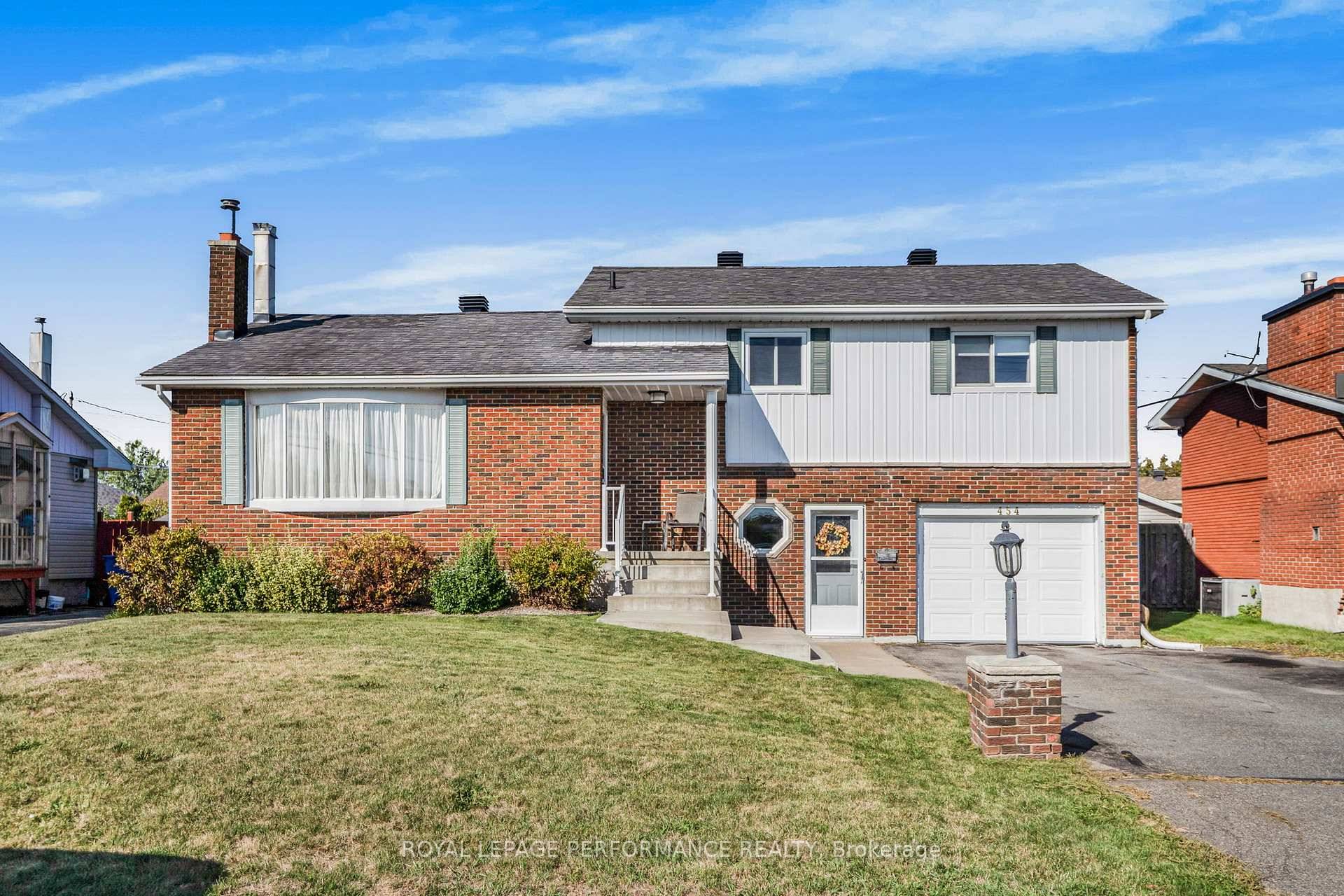 Welcome to this contemporary designed side split.