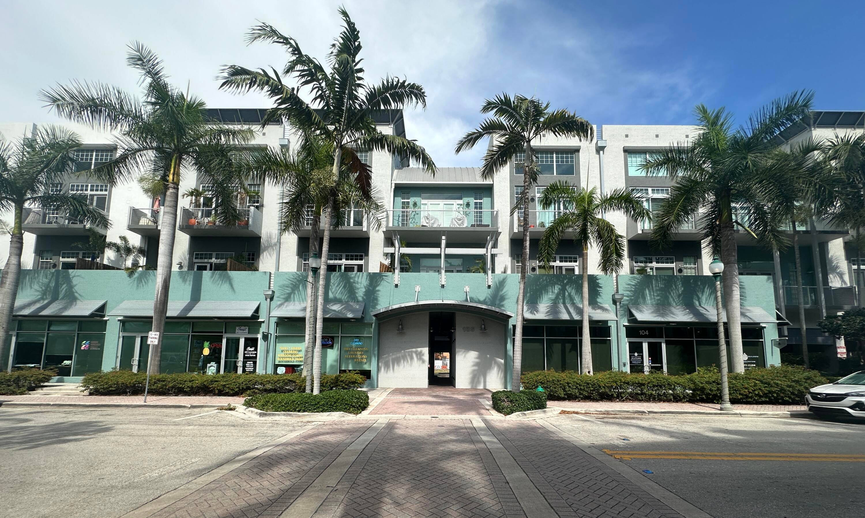 FURNISHED 1 bed Queen Bed 1 1 2 bath loft in the heart of downtown Delray Beach.