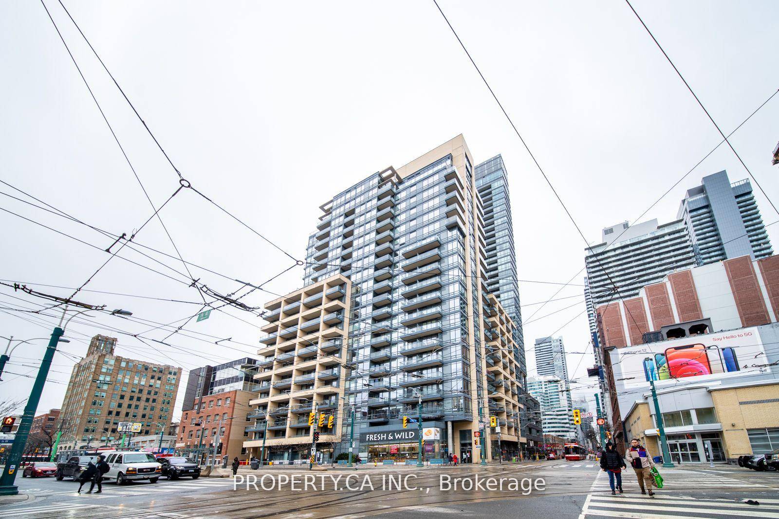 Discover your perfect urban escape at The Hudson, nestled in the vibrant King West neighborhood !