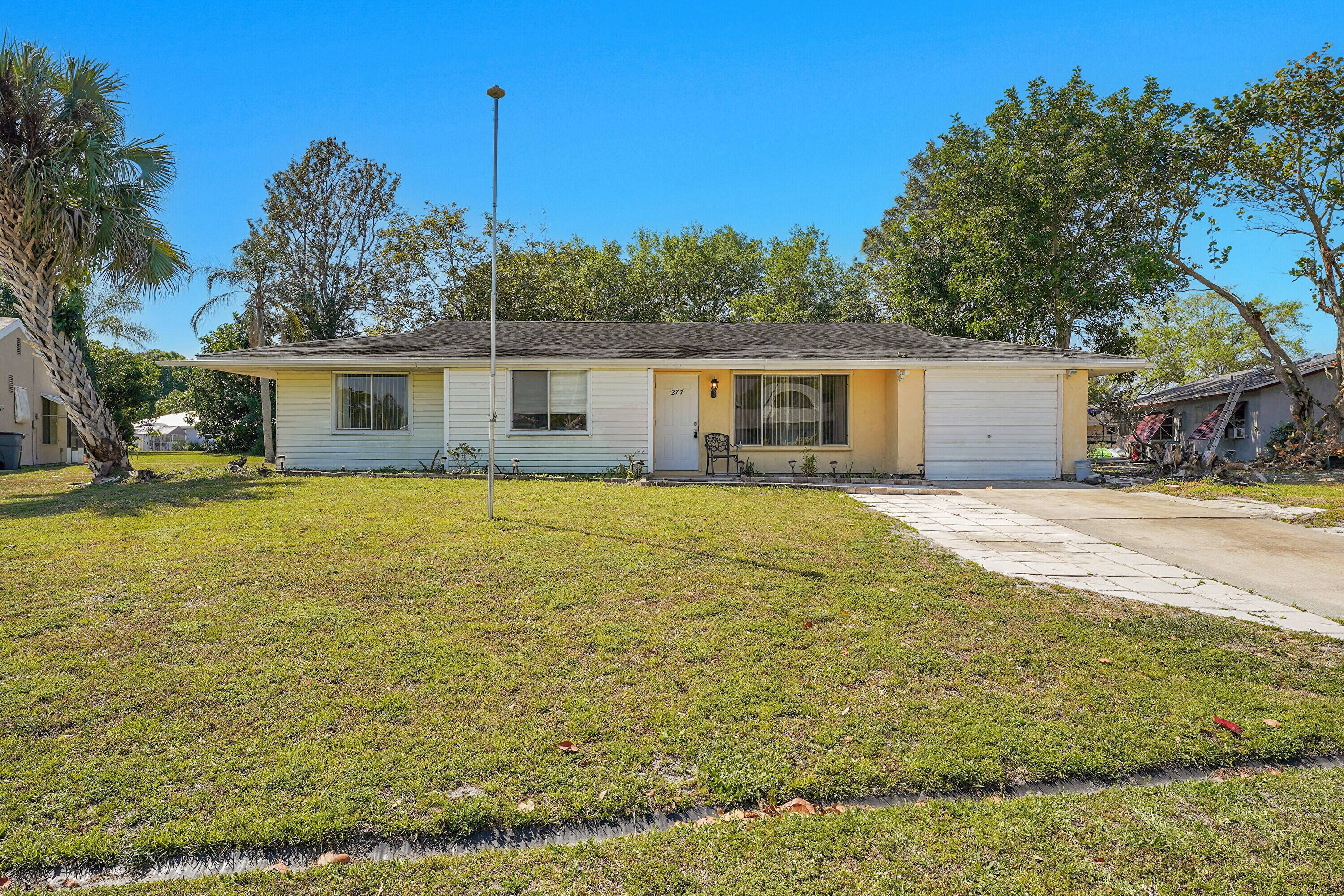 Welcome to 277 SW Kimball Circle in sunny Port Saint Lucie !
