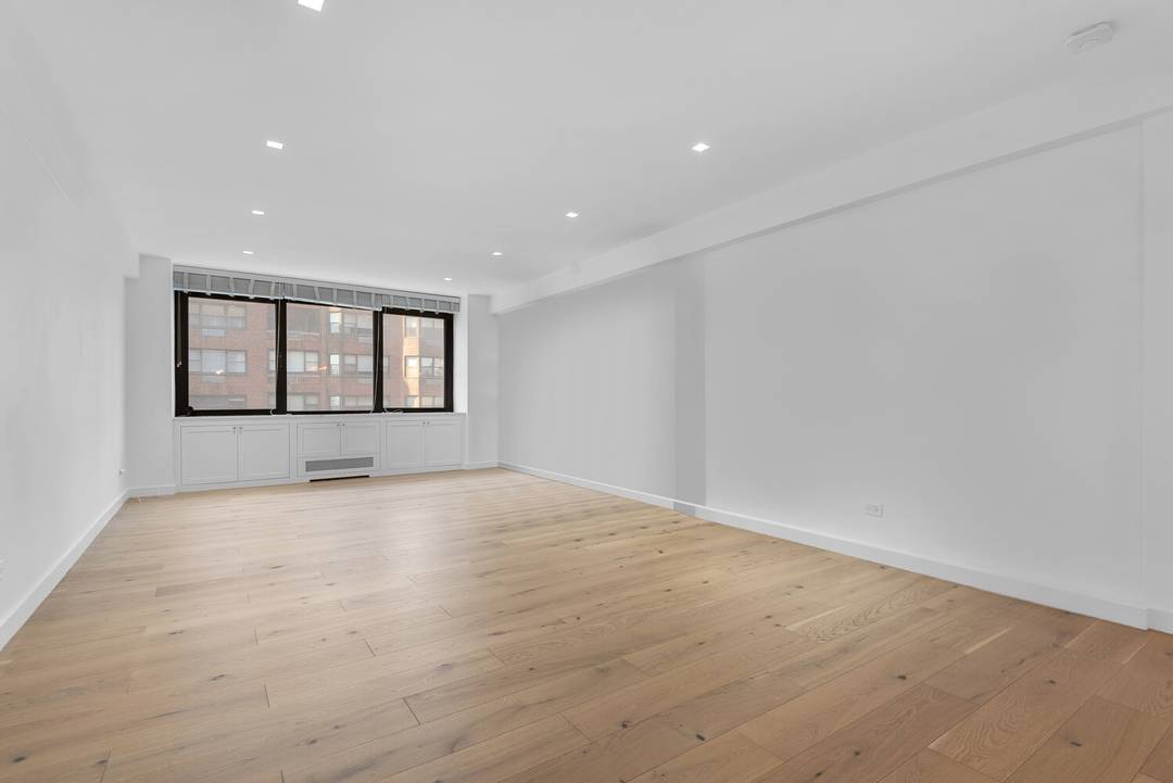 Spectacular Brand New Renovation at 25 Sutton Place South This turn key, chic, and stylishly renovated high floor one bedroom, one and a half bath apartment is the one you've ...