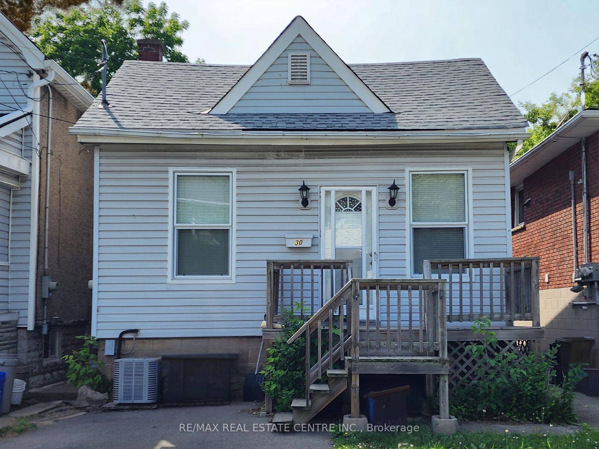 Stunning Bungalow in a Peaceful neighborhood Move In Ready !
