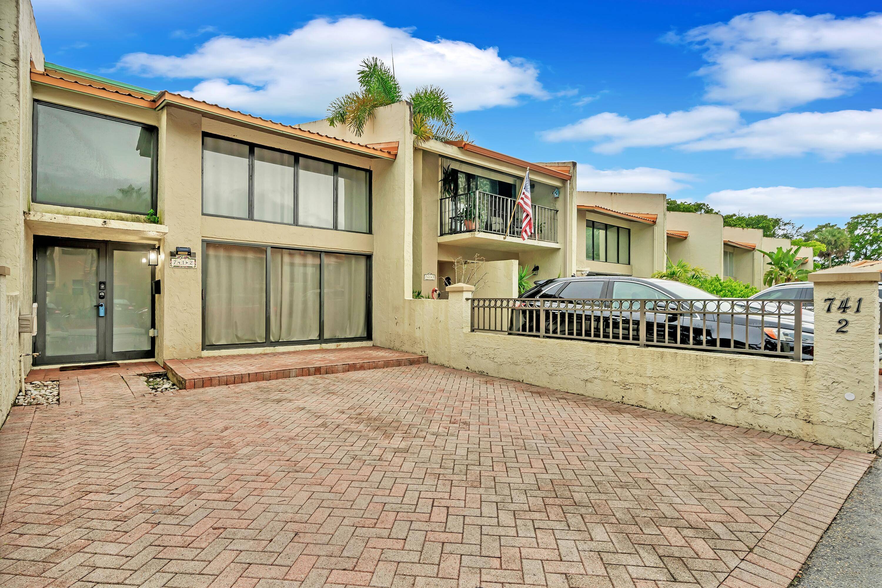 Welcome to this beautifully updated townhouse style condo located in the heart of Plantation at 714 E Coco Plum Circle 2.