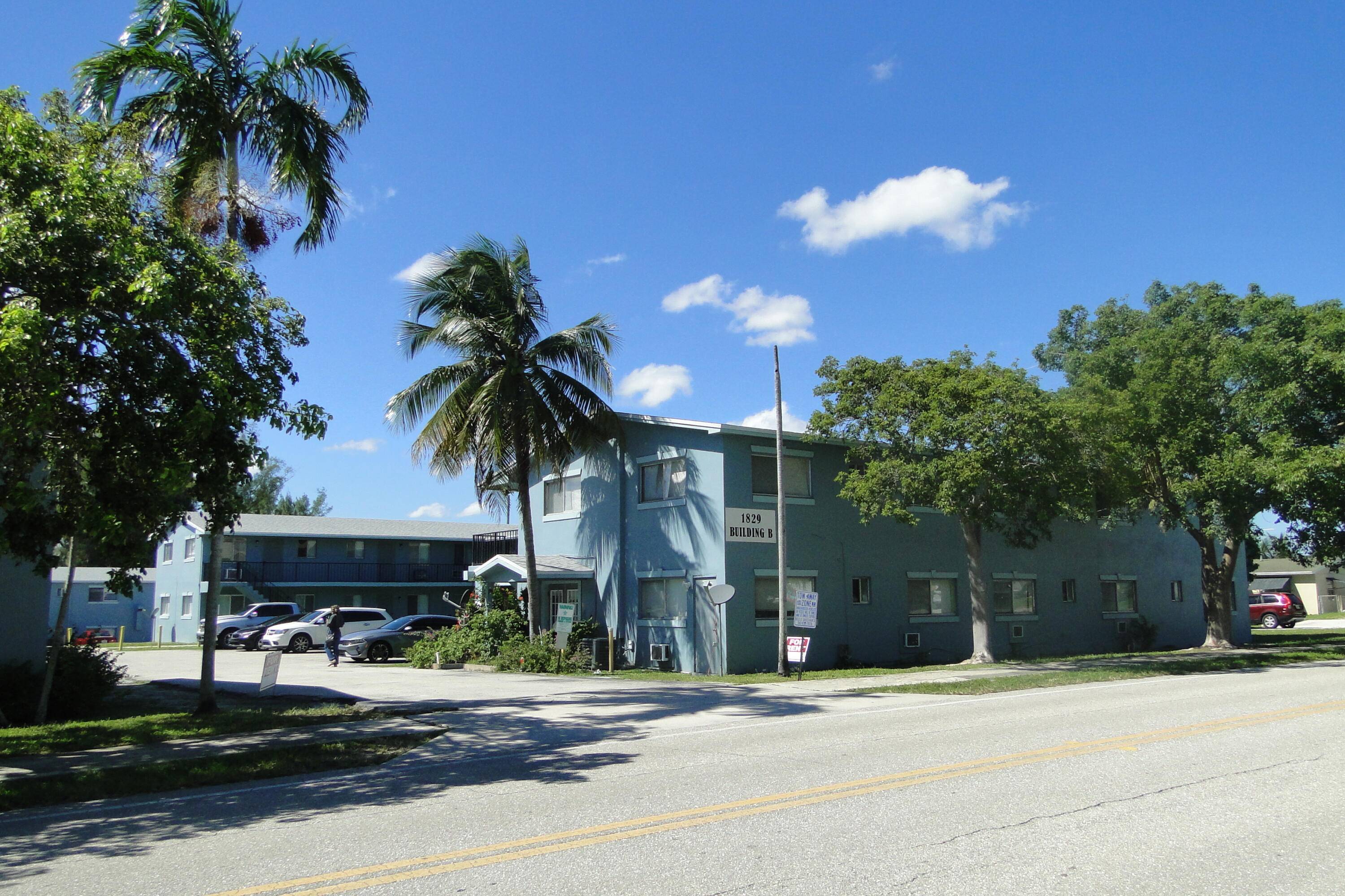 1st floor 1 1 condo conveniently located near I95 and close to shopping, schools, restaurants, Lake Worth Downtown, and the beach.