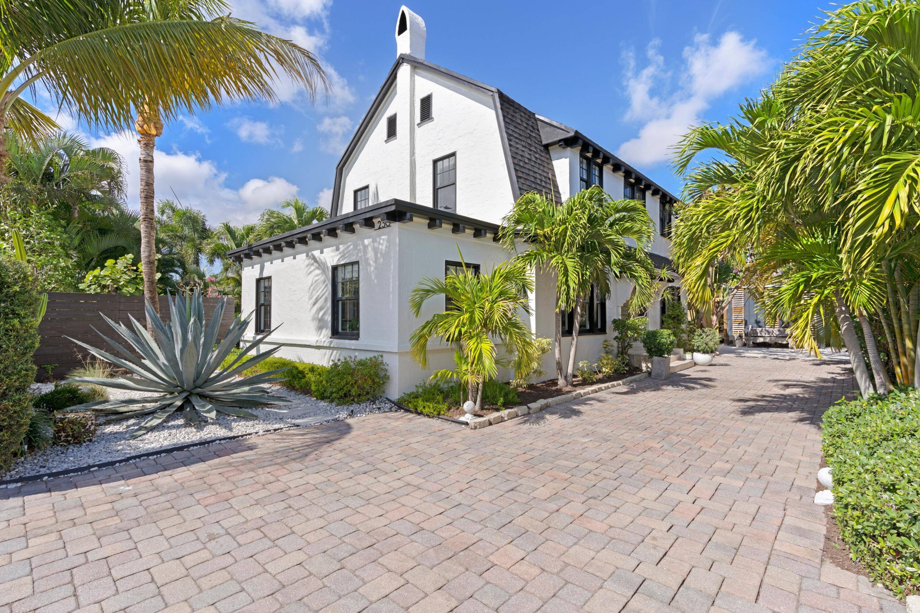 Beautiful Dutch Colonial 4 bedroom, 2 bath, pool home in College Park, Lake Worth Beach.