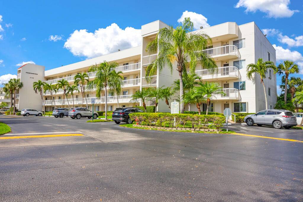 PRICED TO SELL ! Enjoy this 2 bedroom lakefront condo with large screened patio.