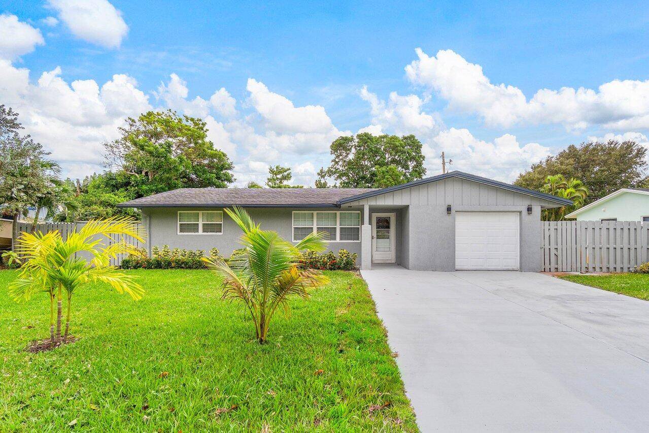 THIS HOME PRESENTS A BEAUTIFUL KITCHEN, A LUXURY MASTER BATHROOMS THAT BRINGS THE ELEGANCE OUT THIS HOME.