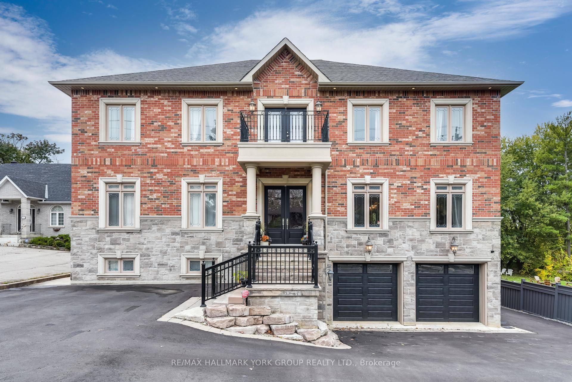 This beautiful upper level apartment offers plenty of sunshine, 2 bedrooms, large kitchen, open concept floor plan.
