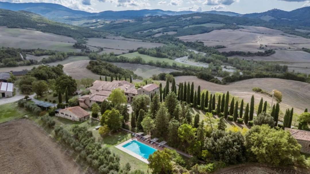 Estate for sale in Siena, Tuscany. Estate of 170 hectares with two farmhouses and 2 swimming pools. The company mainly deals with cereal crops.