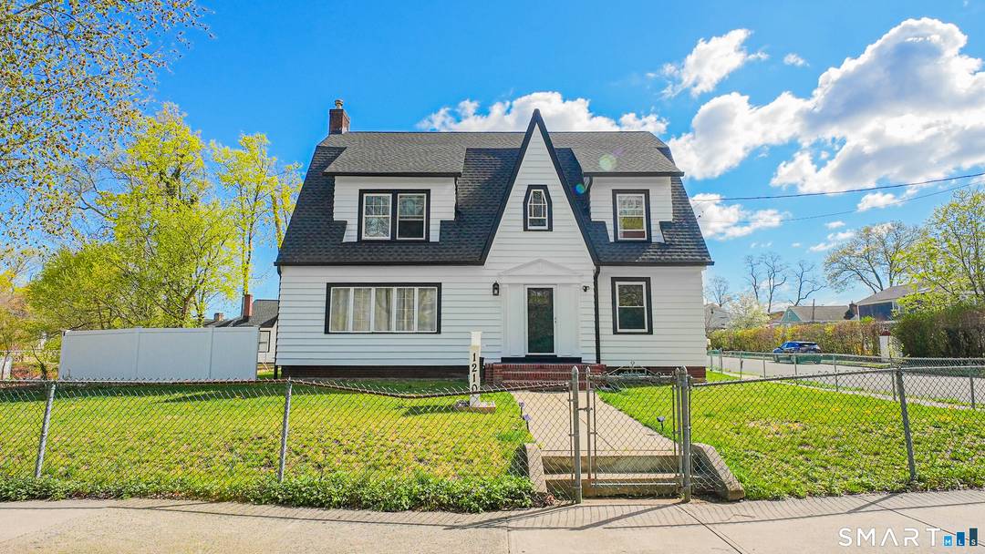 Spacious and full of potential, this classic 1925 single family home offers over 3, 000 sq ft of living space on a generous 0.