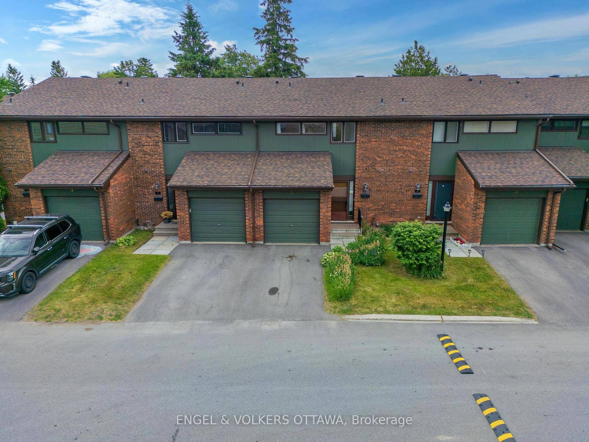 Executive townhome available for rent in the beautiful Bethune Condominium.