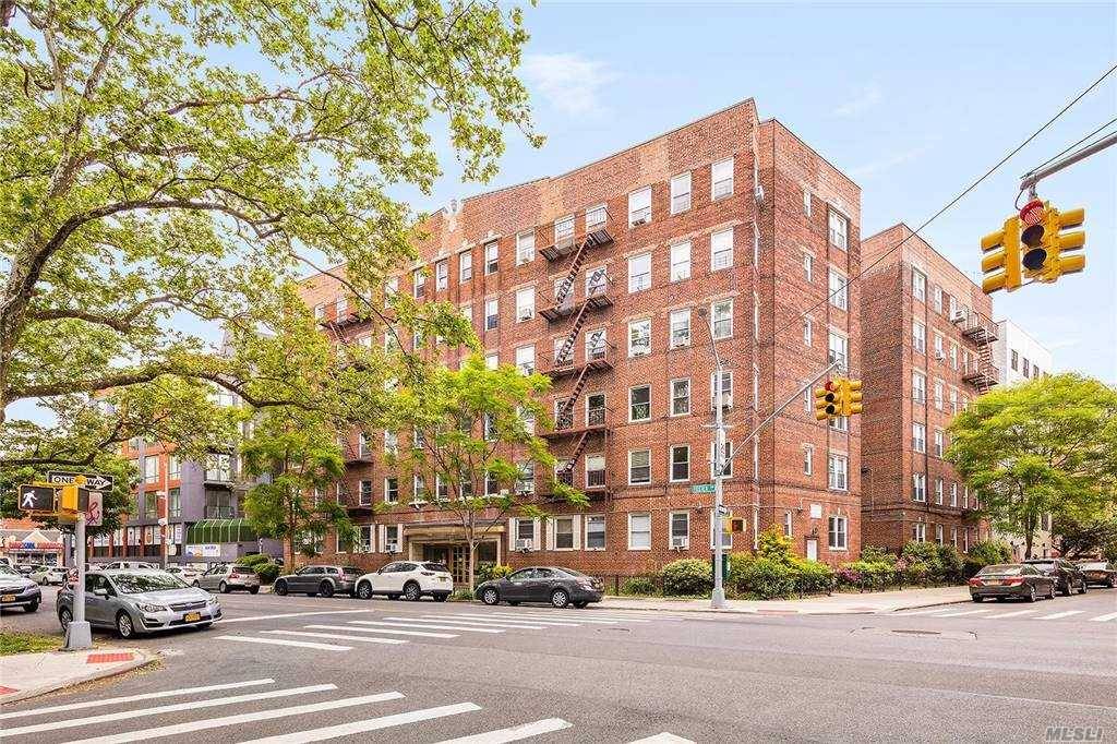 Move right in to this coveted doorman building that's close to everything you need.