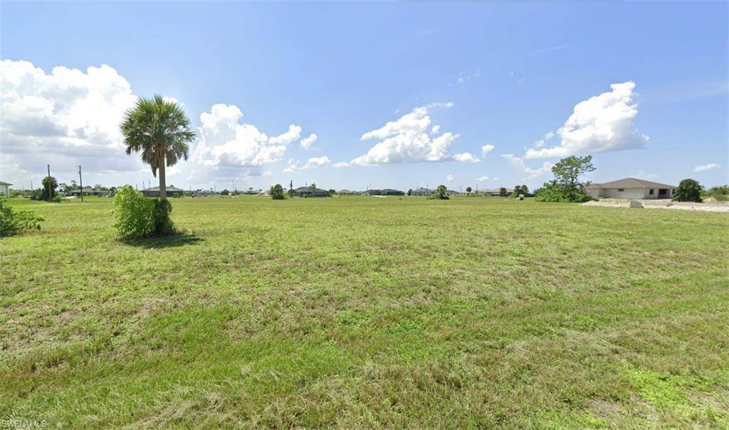 You're going to love this amazing location in NW Cape Coral !