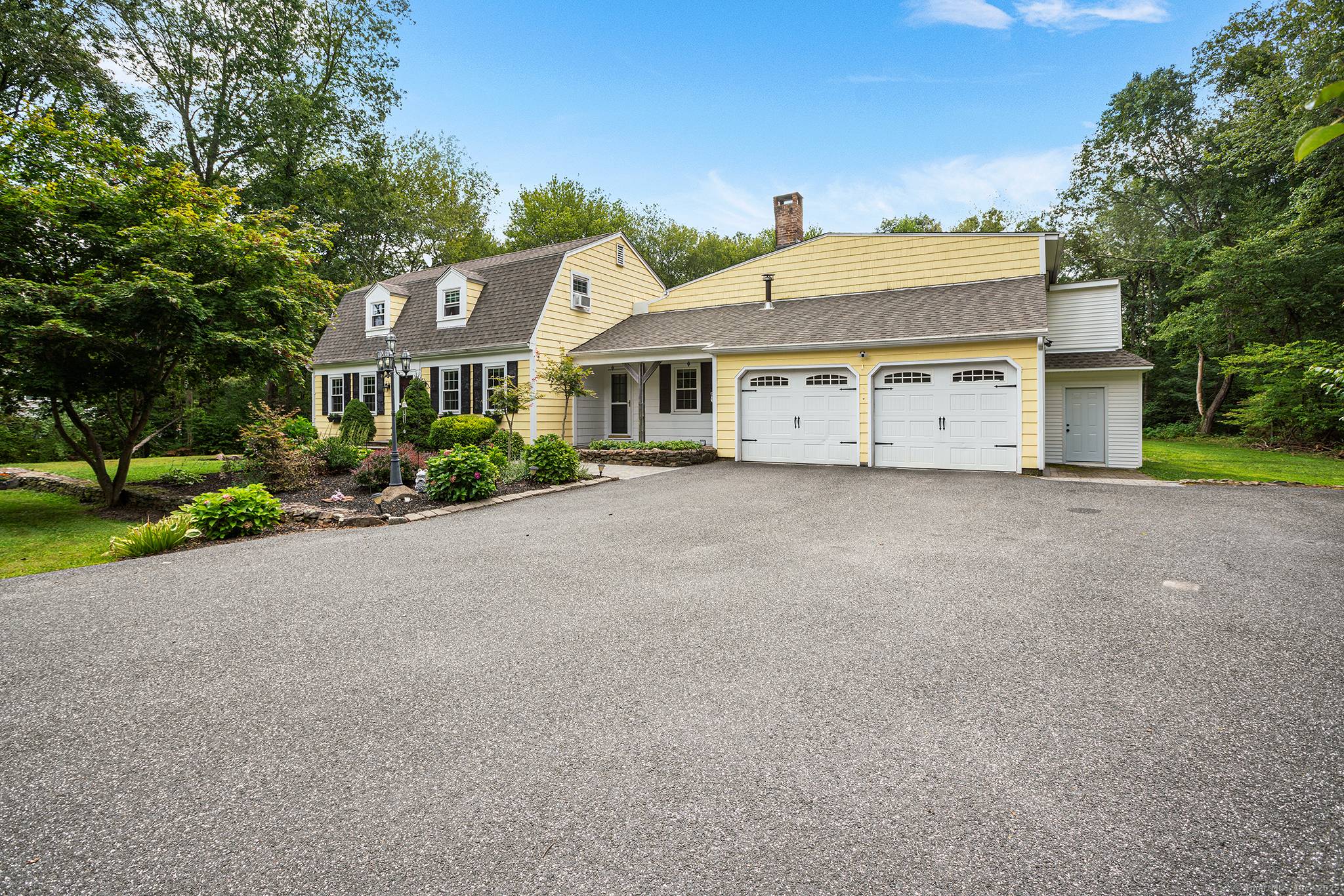Discover Blueberry Lane, an idyllic cul de sac neighborhood in the heart of Southbury.