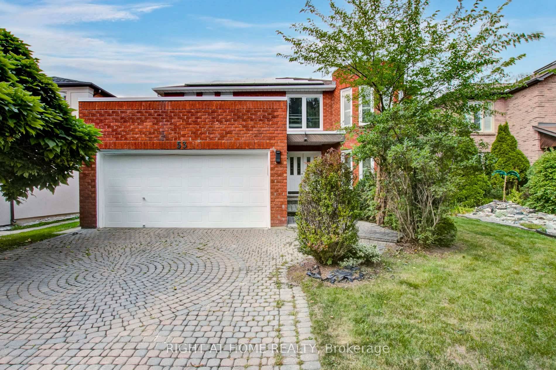 Stunning 4 1 bed, 4 bath home on a quiet crescent in Doncrest !
