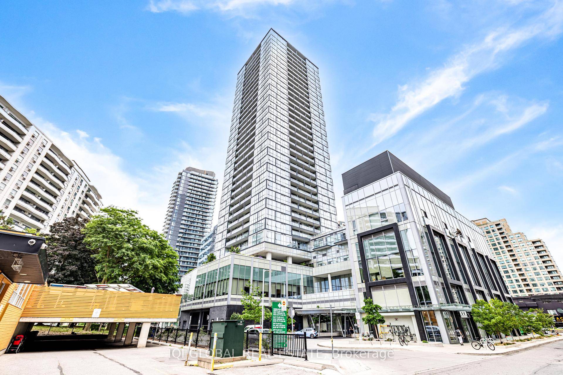 Beacon Condos Luxurious 2 Bed, 2 Bath, 9' Ceiling in Prime North York Location.