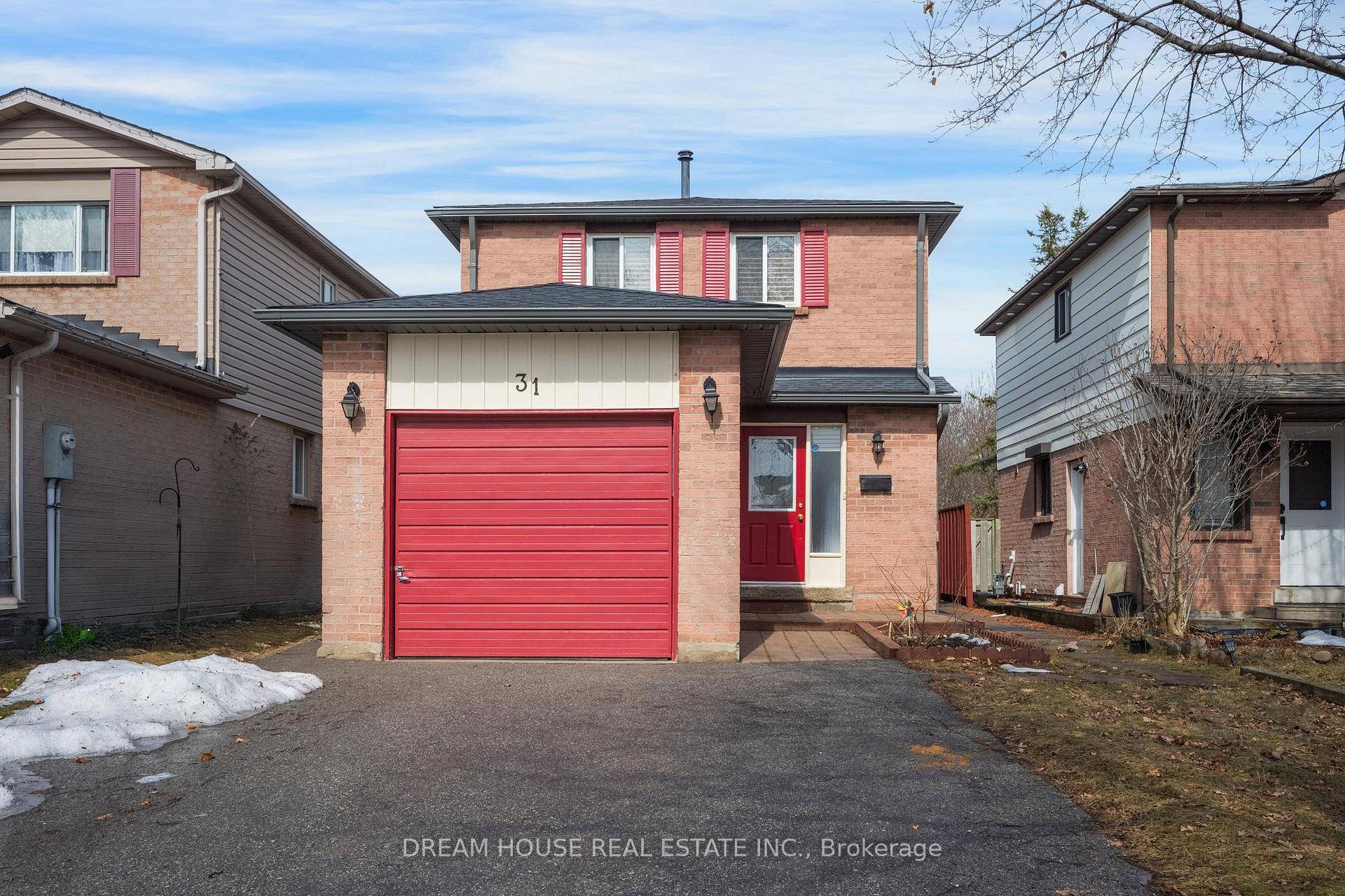Looking for a spacious and ready to move in home for lease ?