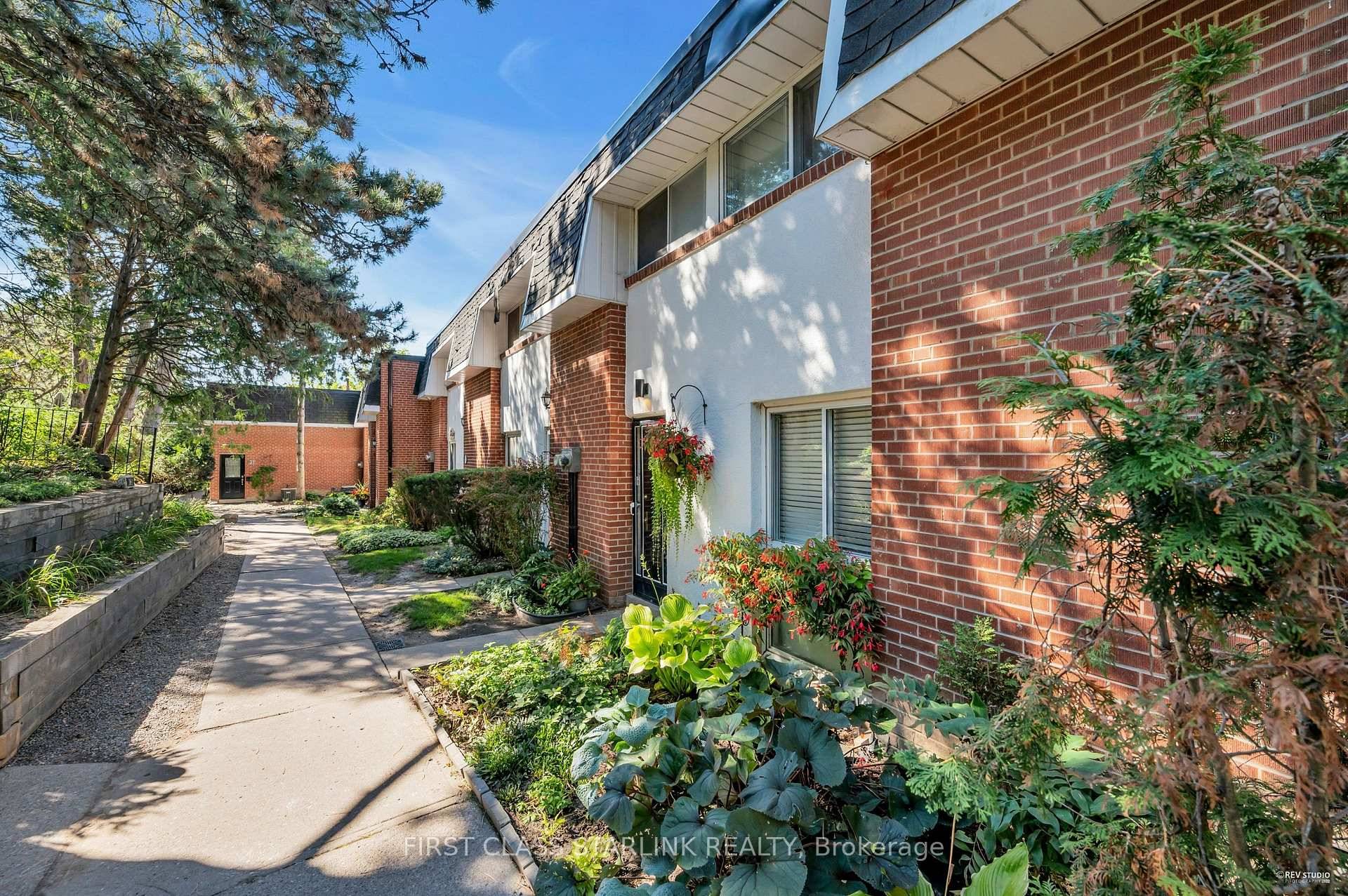 Bright amp ; Spacious 3 Bedroom Townhome Located In The Highly Sought After Community Of Henry Farm !