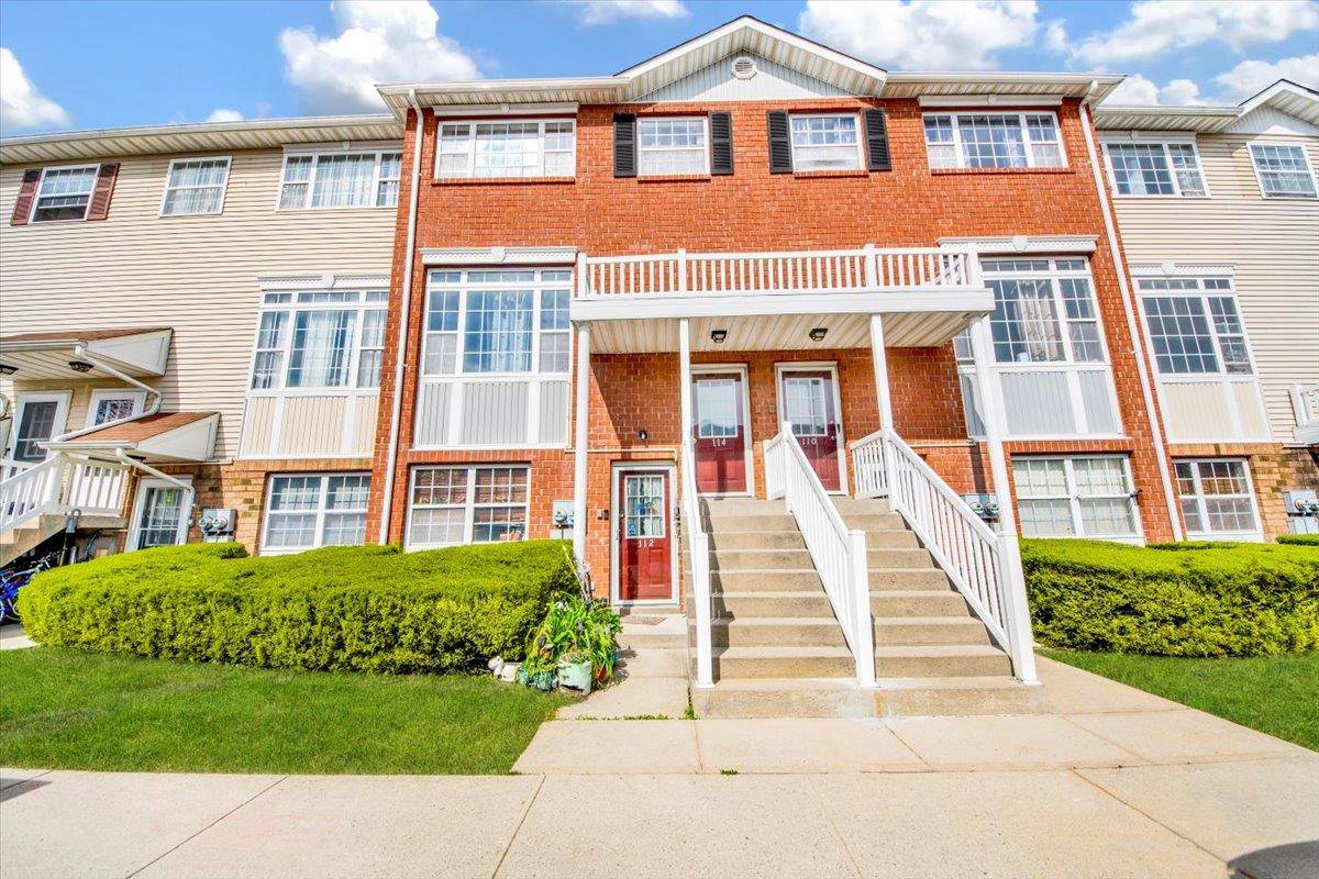 Welcome Home to 114 Beacon Lane Upper Level Condo in Shorehaven at Harbour Pointe Step into this meticulously maintained 3 bedroom upper level condo, nestled within the secure, gated community ...
