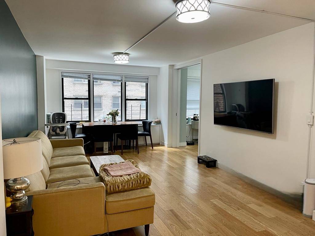 DESIGNER RENOVATED DUPLEX APT 3 BR, 3 BA Live, work and play at the Leslie House in Midtown's East 50's A convenient lifestyle !