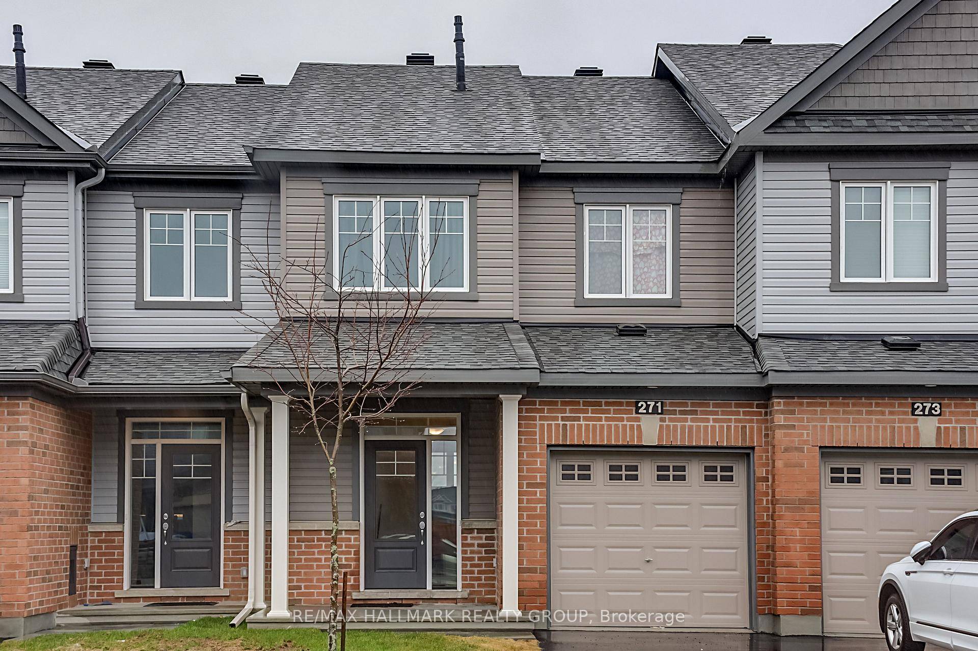 Welcome to this well maintained executive townhome by Minto, located in the highly sought after community of Avalon.