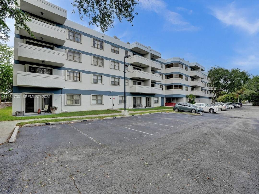 LARGE IMMACULATE 3 3 IN QUIET BLDG OF 45 UNITS.