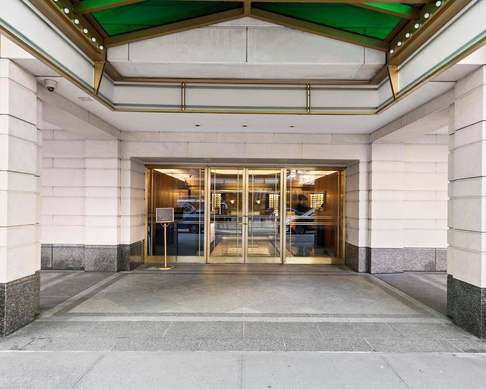 Welcome to this stunning high floor Junior 4 at the highly coveted 360 East 72nd Street.