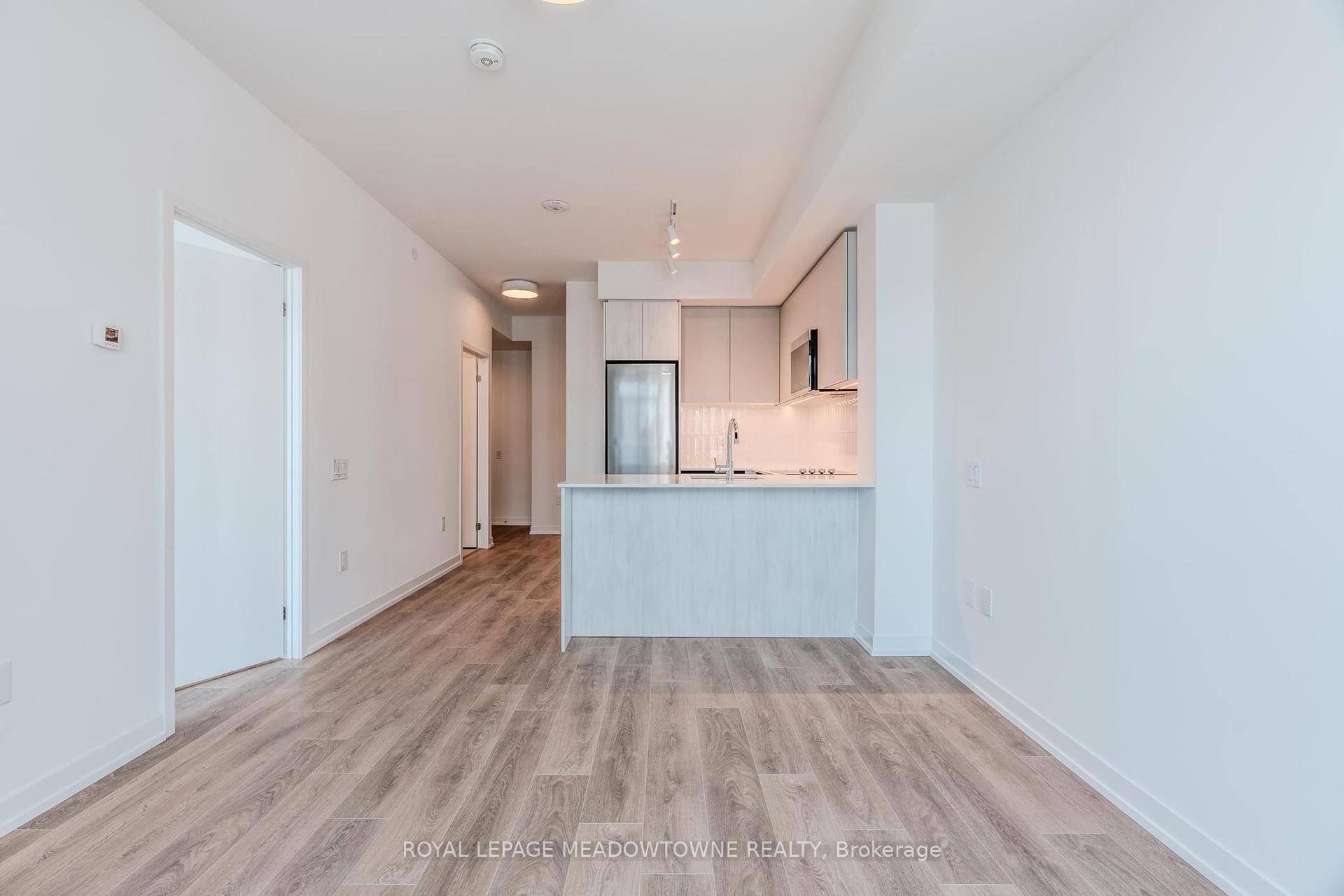 Welcome to this stunning, never lived in 1 Bedroom Den, 2 Bathroom condo offering modern living in the heart of Erin Mills.