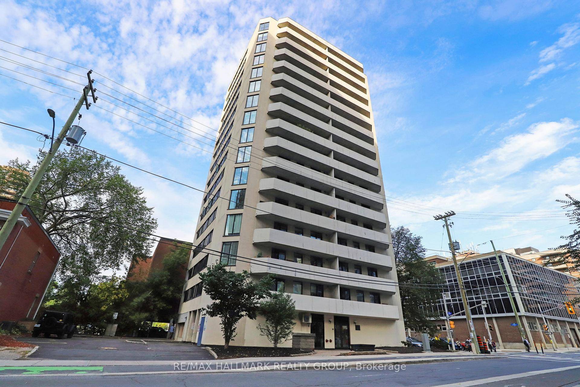 Welcome to 704 200 Bay Street Stylish, South Facing, 861 sq ft of Turn Key Living in the Heart of Downtown Ottawa !
