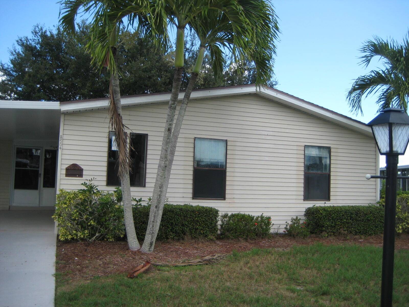 Enjoy resort style living in the highly desirable Savanna Club 55 Golf Community !