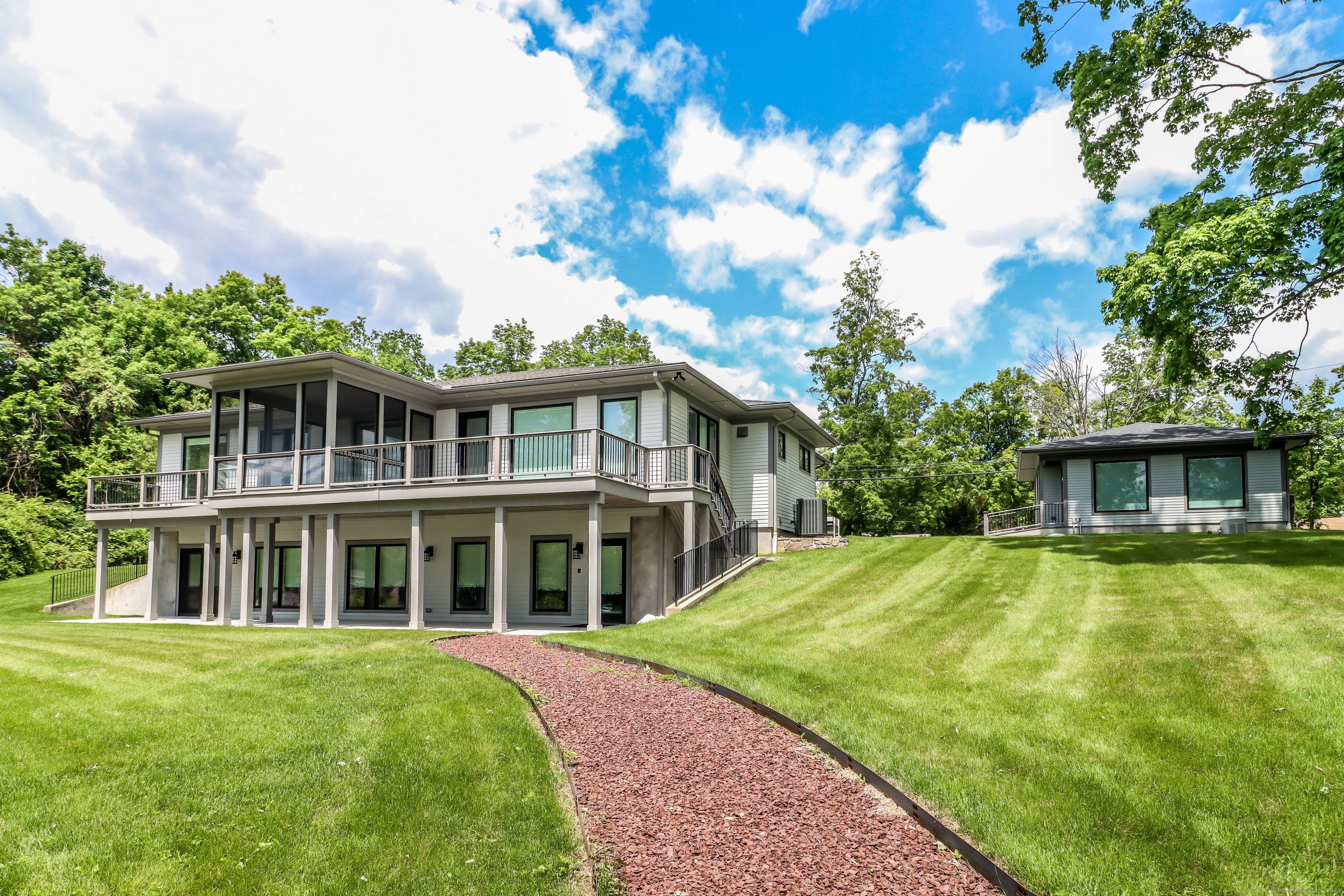 Home Spa Escape meets Waterfront Estate !