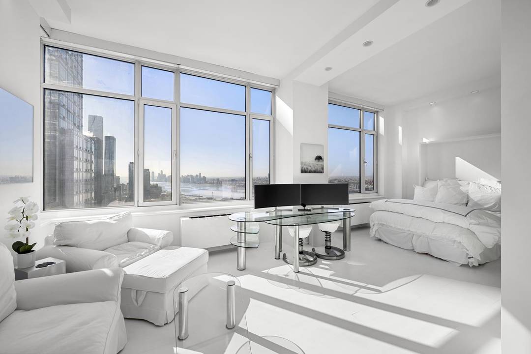 Miami Meets Manhattan ! Residence 45G at The Atelier is a one of a kind, fully renovated high floor loft with sweeping southern and western exposures and expansive Hudson River ...