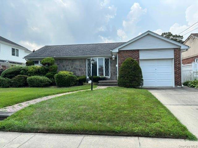 JUST LISTED ! ! COZY AND WELL MAINTAINED RANCH IN THE RATH PARK SECTION OF FRANKLIN SQUARE SD 17.