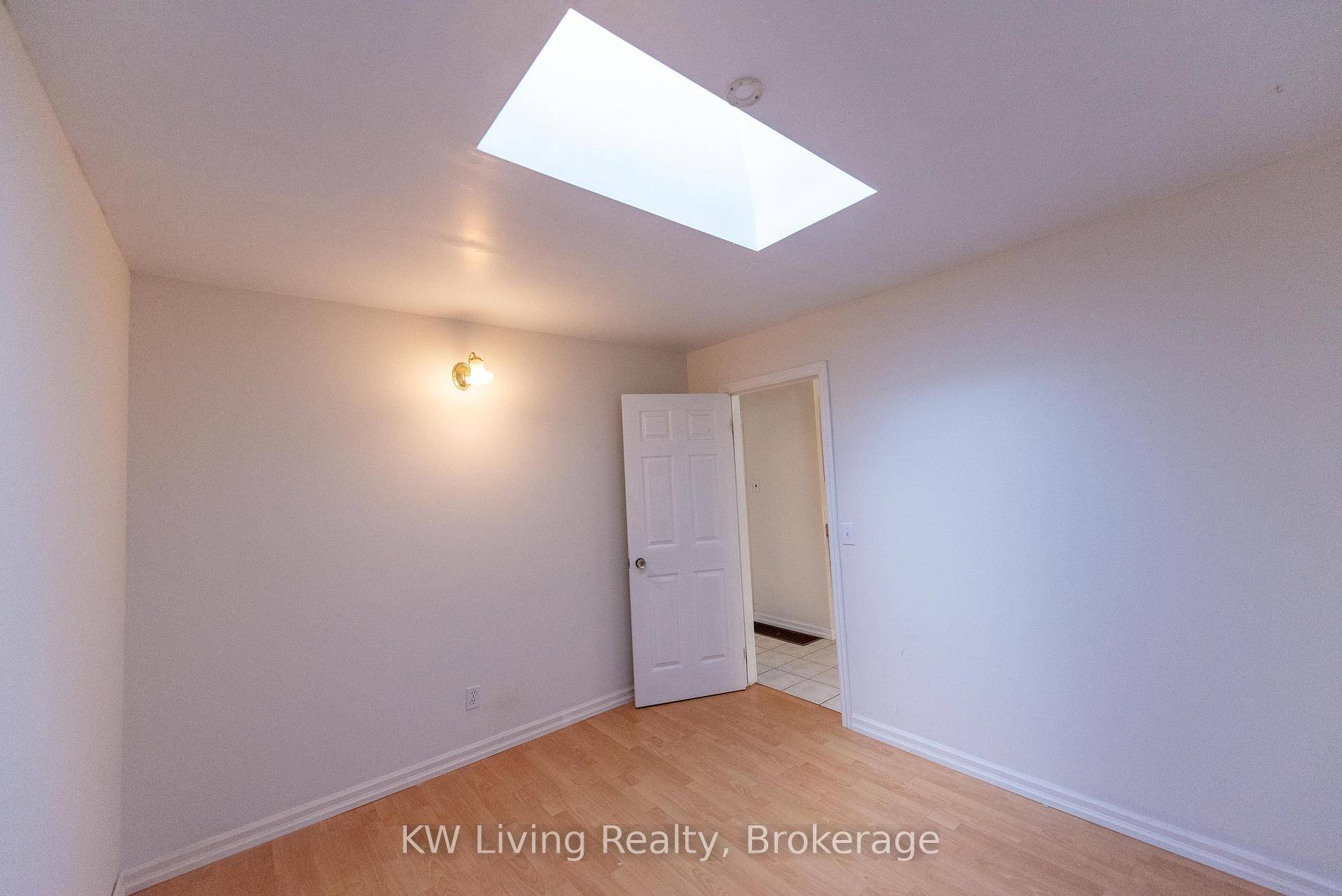 Welcome to well maintained bungalow detached house with 3 2 bedrooms located in the Mineola Neighborhood of Mississauga.