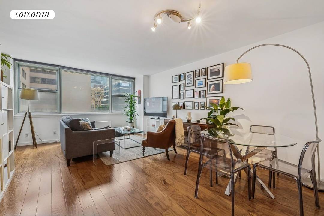 Spacious, Sun Drenched Alcove Studio in Prime Midtown East Welcome to this spacious alcove studio, ideally situated at the corner of Third Avenue and 58th Street in the heart of ...