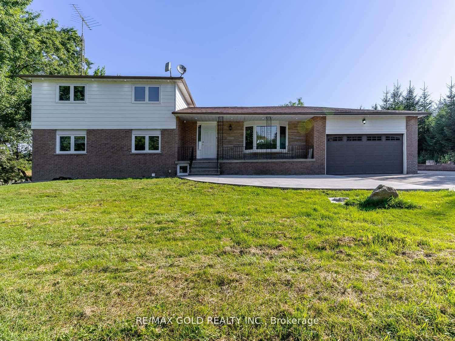 Welcome to this Beautifully Renovated 5 Bedroom, 3 Full Bathroom Detach family Home On Over 1 Acre Lot With Spectacular Views.