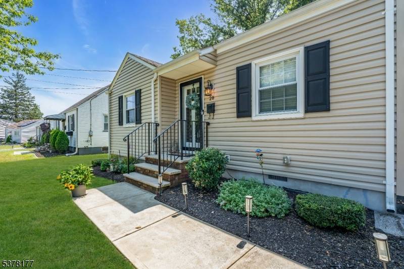 JUST LISTED ! Welcoming this meticulous 3 bedroom, 1.