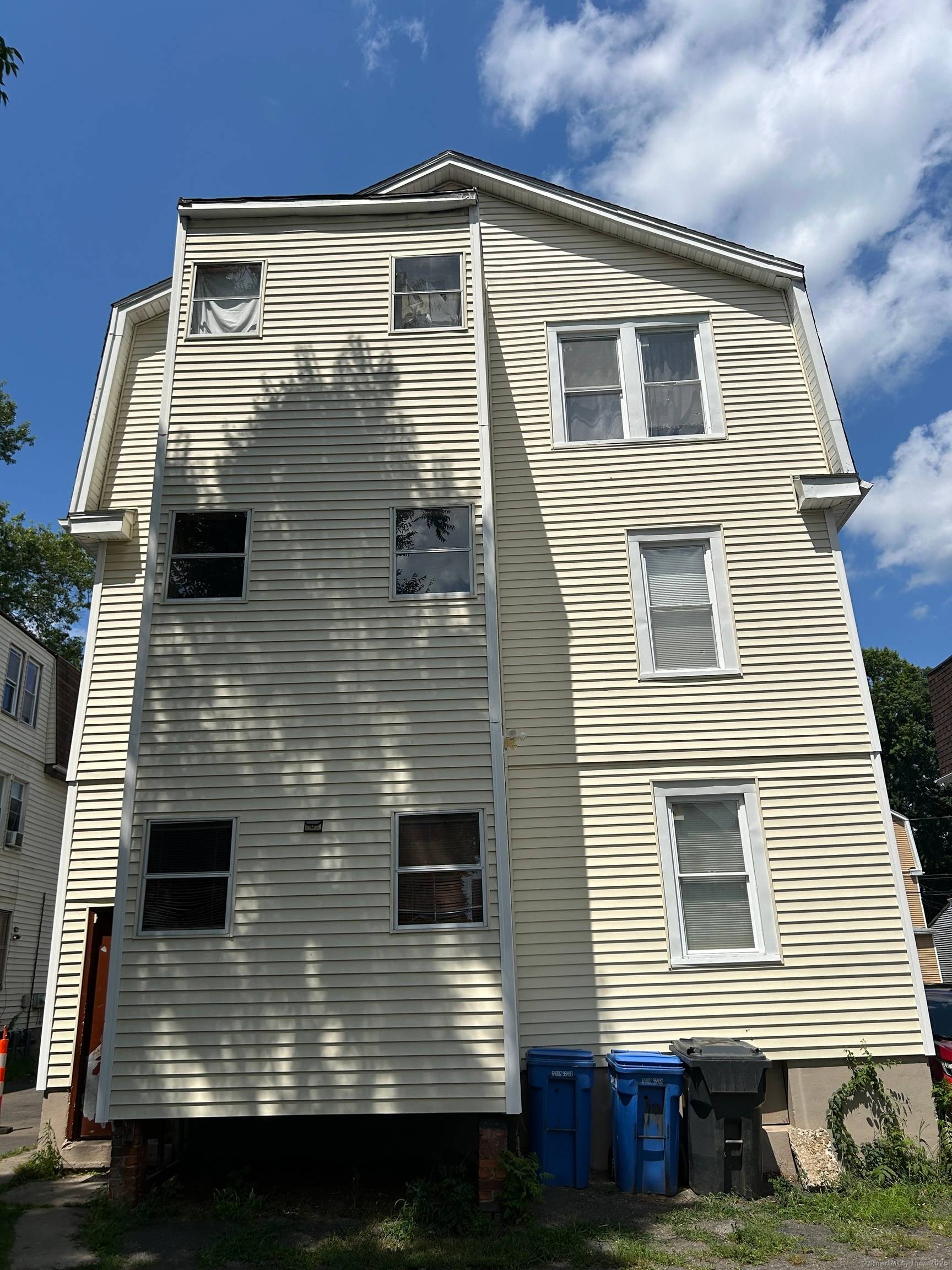 Great 3 family home in Hartford and close to all the cities amenities.