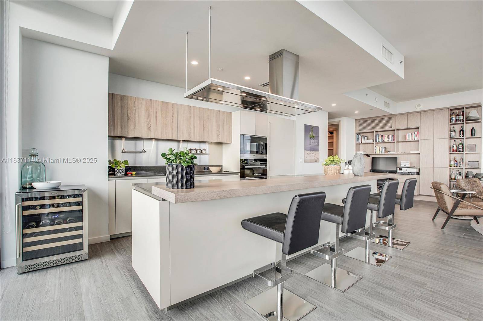 BRICKELL FLATIRON SELLER MOTIVATED PRICE REDUCTION MANHATTAN LIFESTYLE 10 MINUTES AWAY FROM CARIBBEAN BEACHES 64story luxury tower in Miami s Brickell district offers 527 residences, including the exclusive Penthouse 6002.