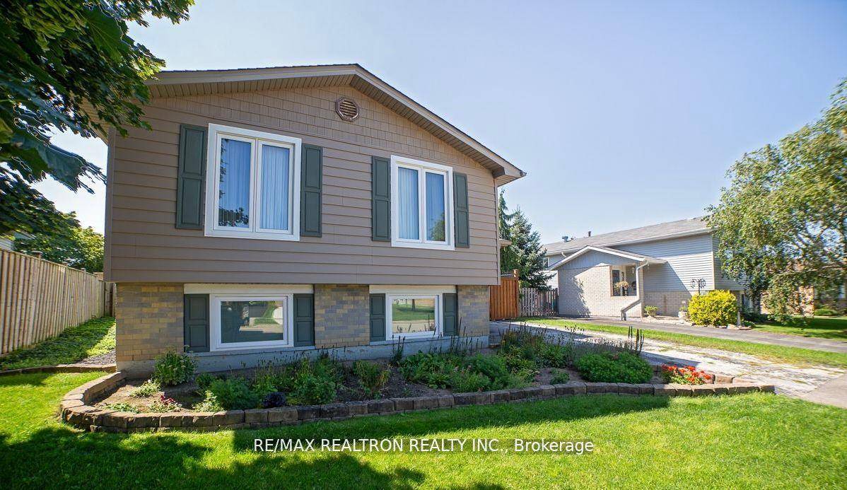 Charming Raised Bungalow in Stoney Creek !