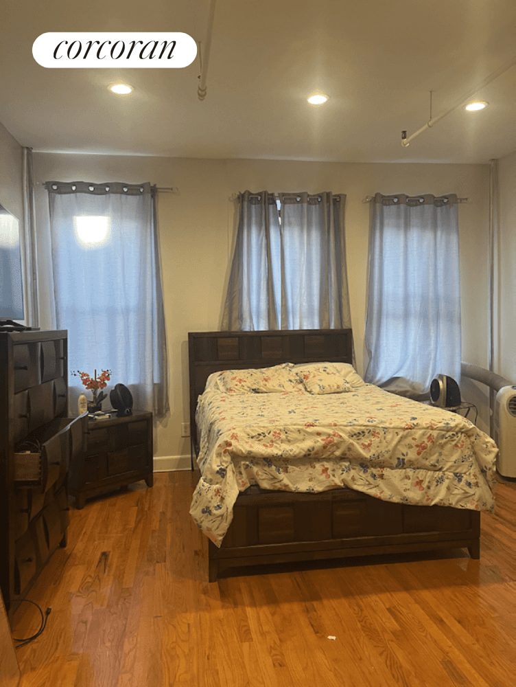 A townhouse in the heart of Harlem, will be Delivered vacant can be used with the owner's duplex.